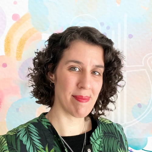 Une femme souriante avec des cheveux bouclés, fond coloré et abstrait.