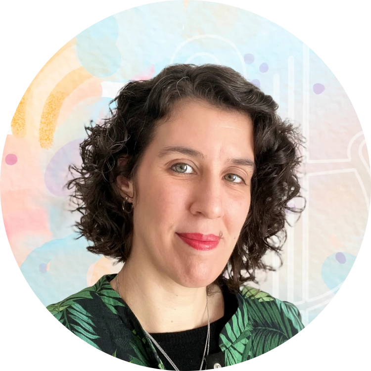 Photo de Audrey Gauthier devant un fond pastel abstrait.